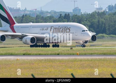 Zürich, Schweiz, 20. Mai 2022 Emirates Airbus A380-800 rollt auf die Startposition der Start-Bahn 16 Stockfoto