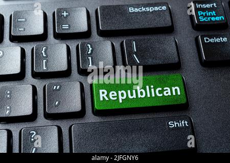 Republikanische grüne Taste auf einer schwarzen Laptop-Tastatur. Wahlen in den Vereinigten Staaten, Online-Abstimmung für die republikanische Partei, Politikkonzept. US-Wahlen. Stockfoto