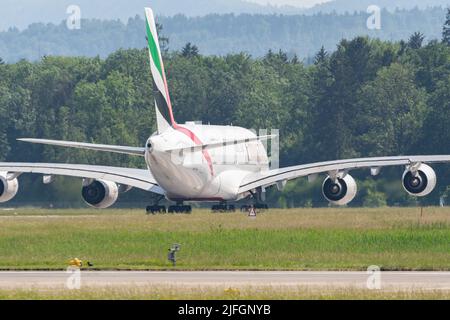 Zürich, Schweiz, 20. Mai 2022 Emirates Airbus A380-800 rollt auf die Startposition der Start-Bahn 16 Stockfoto