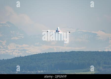 Zürich, Schweiz, 20. Mai 2022 Emirates Airbus A380-800 kurz nach dem Start von der Start- und Landebahn 16 Stockfoto