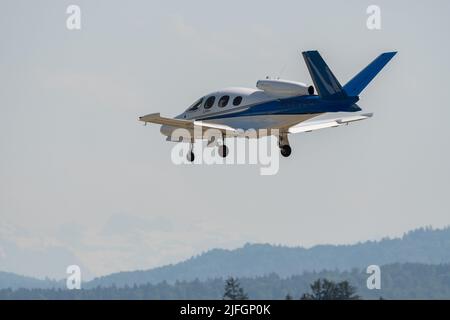 Zürich, Schweiz, 20. Mai 2022 die Maschine Cirrus Vision SF50 landet auf der Start- und Landebahn 14 Stockfoto