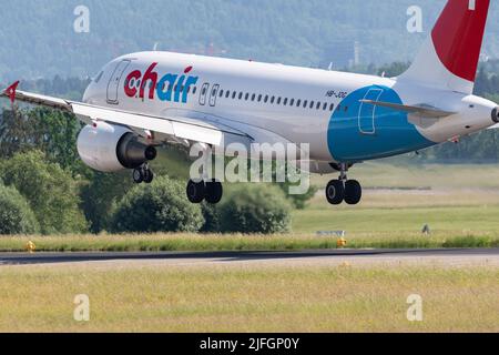 Zürich, Schweiz, 20. Mai 2022 Chair Airlines Airbus A319-112 Ankunft der Flugzeuge auf der Landebahn 14 Stockfoto