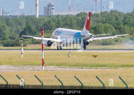 Zürich, Schweiz, 20. Mai 2022 Chair Airlines Airbus A319-112 Ankunft der Flugzeuge auf der Landebahn 14 Stockfoto