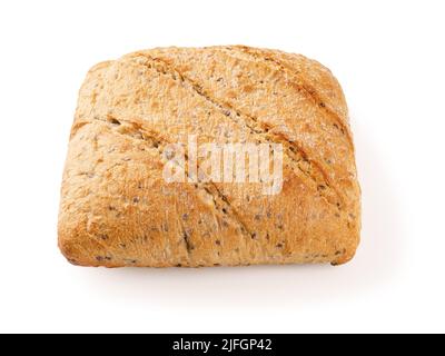 Vollkornbrot mit Leinsamen isoliert auf weißem Hintergrund. Quadratischer Brotlaib mit köstlichem knusprigem Krustenausschnitt. Leckeres hausgemachtes Brot. Stockfoto