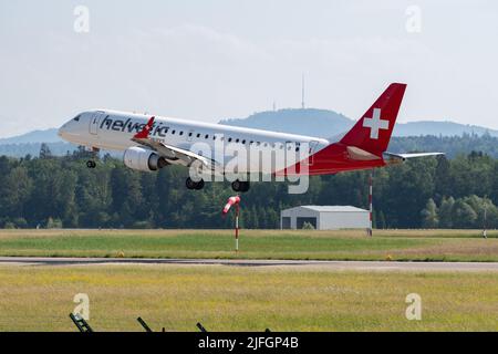 Zürich, Schweiz, 20. Mai 2022 Helvetic Airways Embraer E-190LR kommt auf Start- und Landebahn 14 an Stockfoto