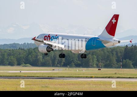 Zürich, Schweiz, 20. Mai 2022 Chair Airlines Airbus A319-112 Flugzeuge endgültiger Anflug auf die Landebahn 14 Stockfoto