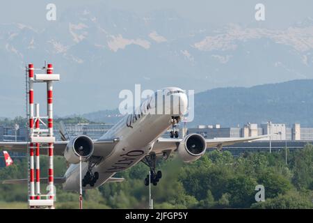 Zürich, Schweiz, 20. Mai 2022 Qatar Airways Boeing 777-300ER verlässt die Start- und Landebahn 32 Stockfoto