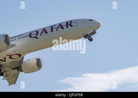 Zürich, Schweiz, 20. Mai 2022 Qatar Airways Boeing 777-300ER verlässt die Start- und Landebahn 32 Stockfoto