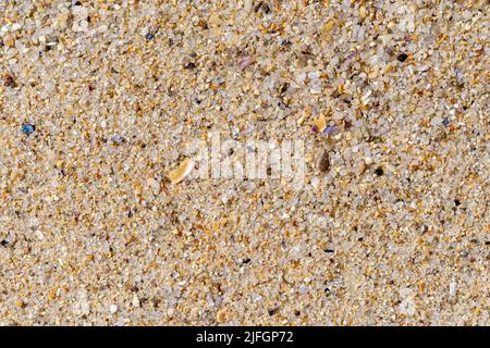 Trockene Meer Sand Makro-Textur. Sand glatte Oberfläche auf dem Strand Nahaufnahme Hintergrund. Design-Element für Sommerurlaub, Reisen und Urlaub am Meer. Stockfoto