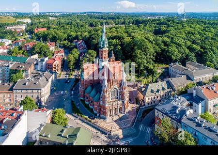 Krakau, Polen. Kirche St. Joseph - eine historische römisch-katholische Kirche im neugotischen Stil auf dem Podgorski-Platz in Podgorze Distri Stockfoto