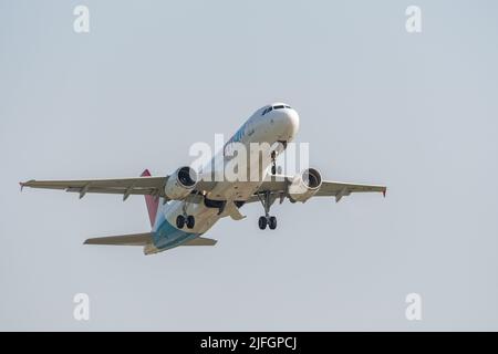 Zürich, Schweiz, 20. Mai 2022 Chair Airlines Airbus A320-214 Abflug von der Start- und Landebahn 32 Stockfoto