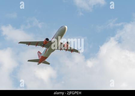 Zürich, Schweiz, 20. Mai 2022 Easy Jet Airbus A320-214 fliegt von der Start- und Landebahn 32 ab Stockfoto