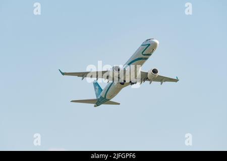 Zürich, Schweiz, 20. Mai 2022 Air Dolomiti Embraer ERJ-195 LR Abflug von der Start- und Landebahn 32 Stockfoto