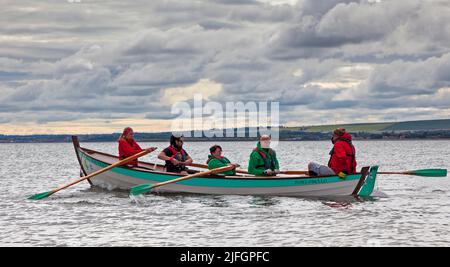 Portobello, Edinburgh, Schottland, Großbritannien. 3.. Juli 2022. Thick Cloud verhindert weiterhin, dass die Sonne über dem Meer scheint, mit einer Temperatur von 14 Grad Celsius für die Row Porty Crew von Icebreaker aus Portobello, die morgens zum Training zum Firth of Forth aufbricht. Quelle: Arch White/Alamy Live News Stockfoto