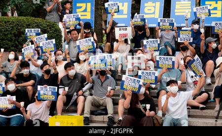 Protest gegen Präsident Yoon Suk-Yeol und die First Lady Kim Keon-Hee, 2. Juli 2022 : Menschen nehmen an einer bei Kerzenlicht angezündeten Kundgebung gegen Präsident Yoon Suk-Yeol und First Lady Kim Keon-Hee im Zentrum von Seoul, Südkorea, Teil. Die Teilnehmer forderten, eine Sonderstrafverfolgung zu organisieren, um die angeblichen Auswirkungen auf einen Börsenkurs-Manipulationsfall von First Lady Kim Keon-Hee zu untersuchen, und baten Präsident Yoon, seine Politik zu ändern, Wer sie darauf bestehen, kommuniziert nicht mit Menschen und hat den Menschen seit seiner Amtseinführung viel Ärger bereitet. (Foto von Lee Jae-won/AFLO) (SÜDKOREA) Stockfoto