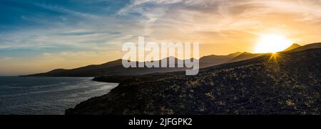 Panorama eines Sonnenuntergangs über der vulkanischen Landschaft bei Puerto Calero, Lanzarote, Spanien Stockfoto