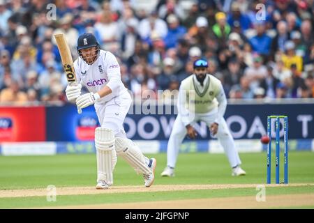 Jonny Bairstow aus England spielt den ersten Ball nach der Regenpause für Runs von der Bowlingbahn von Shardul Thakur aus Indien Stockfoto