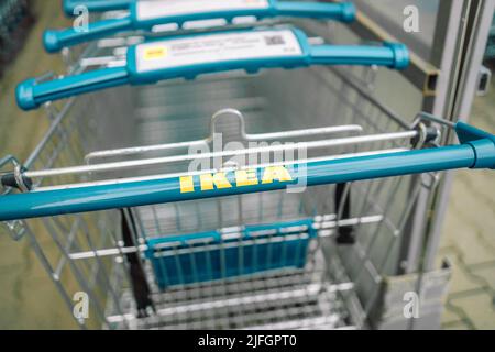 Krakau, Polen - 26. April 2022: IKEA Trolleys. IKEA ist der weltweit größte Möbelhändler und verkauft fertige Möbel. Stockfoto