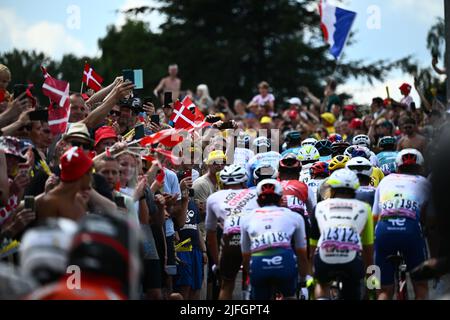 Vejle nach Sonderborg, Dänemark. 3.. Juli 2022. Sonderborg, Dänemark. 03.. Juli 2022. Radsportfans jubeln bei der dritten Etappe des Radrennens der Tour de France, 182km von Vejle nach Sonderborg, Dänemark, am Sonntag, den 03. Juli 2022 an. Die diesjährige Tour de France findet vom 01. Bis 24. Juli 2022 statt und startet mit drei Etappen in Dänemark. BELGA FOTO JASPER JACOBS Kredit: Belga Nachrichtenagentur/Alamy Live Nachrichtenquelle: Belga Nachrichtenagentur/Alamy Live Nachrichten Stockfoto