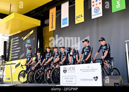 Vejle nach Sonderborg, Dänemark. 3.. Juli 2022. Sonderborg, Dänemark. 3.. Juli 2022. Team DSM werden den Zuschauern vor der 3. Etappe der Tour De France, Vejle nach Sonderborg, präsentiert. Kredit: Pete Goding/Alamy Live Nachrichten Gutschrift: Peter Goding/Alamy Live Nachrichten Stockfoto