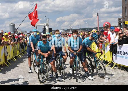 Vejle nach Sonderborg, Dänemark. 3.. Juli 2022. Sonderborg, Dänemark. 3.. Juli 2022. Astana - Qazaqstan Team gesehen vor dem Start der 3. Etappe der Tour De France, Vejle nach Sonderborg. Kredit: Pete Goding/Alamy Live Nachrichten Gutschrift: Peter Goding/Alamy Live Nachrichten Stockfoto