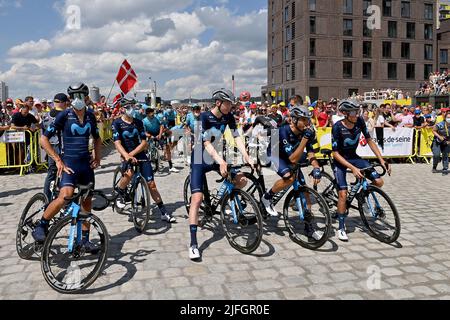 Vejle nach Sonderborg, Dänemark. 3.. Juli 2022. Sonderborg, Dänemark. 3.. Juli 2022. Movistar Team gesehen vor dem Start der Etappe 3 der Tour De France, Vejle nach Sonderborg. Kredit: Pete Goding/Alamy Live Nachrichten Gutschrift: Peter Goding/Alamy Live Nachrichten Stockfoto