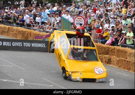 London, Großbritannien. 3.. Juli 2022. Das leicht komische und oft gefährliche, im Wacky Races-Stil gehaltene Red Bull Soapbox Derby kehrte heute zum fünften Mal in den Alexandra Palace zurück. Das Rennen, das jetzt 100 Mal um die Welt ausgetragen wurde, bietet verrückte Kreativität von Teams von Amateurfahrern, die ein selbstgemachtes Soapbox-Auto erstellen, um in der schnellstmöglichen Zeit um eine 430m-Strecke zu fahren. Im Jahr 2013 beendete ein Team den Alexandra Palace-Lauf in nur 33 Sekunden und erreichte eine Geschwindigkeit von über 50 Stundenkilometern nahe dem Kursende. Quelle: Michael Preston/Alamy Live News Stockfoto