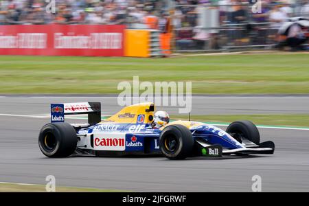 Sebastian Vettel fährt Nigel Mansells altes Williams-Auto vor dem Grand Prix von Großbritannien 2022 in Silverstone, Towcester. Bilddatum: Sonntag, 3. Juli 2022. Stockfoto