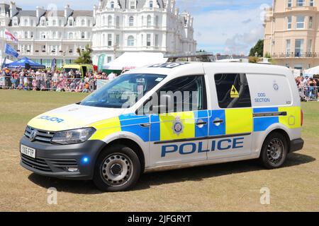 VW VOLKSWAGEN CADDY POLIZEI HUND VAN DER BRITISCHEN VERKEHRSPOLIZEI AUF EINEM 999 WOCHENENDE RETTUNGSDIENST DISPLAY IN EASTBOURNE IM JAHR 2022 Stockfoto