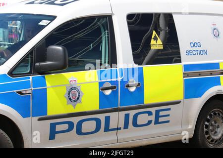 VW VOLKSWAGEN CADDY POLIZEI HUND VAN DER BRITISCHEN VERKEHRSPOLIZEI AUF EINEM 999 WOCHENENDE RETTUNGSDIENST DISPLAY IN EASTBOURNE IM JAHR 2022 Stockfoto