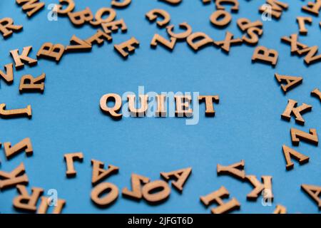 WORTSTILL aus Holzbuchstaben auf hellblauem Hintergrund. Motivationswörter Zitate Konzept. Inspirierender Satz Stockfoto