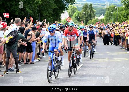 Vejle nach Sonderborg, Dänemark. 3.. Juli 2022. Sonderborg, Dänemark, 3.. Juli 2022. Das Hauptfeld durchläuft die Zuschauer während der Etappe 3 der Tour De France, Vejle nach Sonderborg. Kredit: Pete Goding/Alamy Live Nachrichten Gutschrift: Peter Goding/Alamy Live Nachrichten Stockfoto