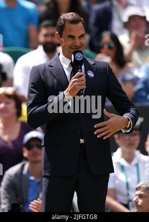 Der ehemalige Wimbledon-Champion Roger Federer am siebten Tag der Wimbledon Championships 2022 beim All England Lawn Tennis and Croquet Club in Wimbledon. Bilddatum: Sonntag, 3. Juli 2022. Stockfoto