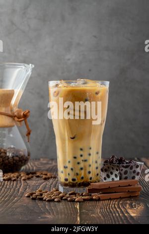 Bubble Tee mit Kaffee und Schokolade in Glas Tasse auf dunklem Hintergrund. Stockfoto