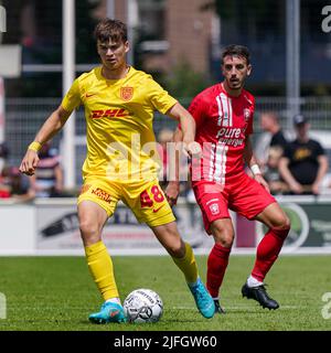 GOOR, NIEDERLANDE - 3. JULI: Mads Kristian vom FC Nordsjaelland, Julio Pleguezuelo vom FC Twente beim Vorsaison-Freundschaftsspiel zwischen FC Twente und FC Nordsjaelland am 3. Juli 2022 im Sportpark Heeckeren in Goor, Niederlande (Foto: Jeroen Meuwsen/Orange Picts) Stockfoto