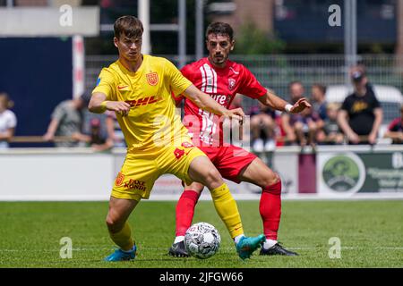 GOOR, NIEDERLANDE - 3. JULI: Mads Kristian vom FC Nordsjaelland, Julio Pleguezuelo vom FC Twente beim Vorsaison-Freundschaftsspiel zwischen FC Twente und FC Nordsjaelland am 3. Juli 2022 im Sportpark Heeckeren in Goor, Niederlande (Foto: Jeroen Meuwsen/Orange Picts) Stockfoto