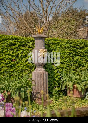 Ein Brunnen umgeben von wachsenden Büschen und Pflanzen im Schloss Arundel Stockfoto