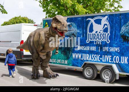 Dino Jurassic Live in Southport, Merseyside. UK Entertainment, Jurassic Live – Erleben Sie das furchtbar realistische T-Rex Dinosaurs Show Event Roarsome Adventure im Victoria Park Far Away Land Familienfest. Jurassic World Live ist eine Live-Show von Feld Entertainment und NBC Universal, die auf der Jurassic World-Franchise basiert. Familien mit Kindern strömten in den Victoria Park, um ein „Far Away Land“ zu besuchen, um Animatronic-Riesenspaziergänge zu sehen – ein prähistorisches Wochenenderlebnis. Stockfoto