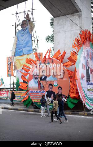 Hyderabad, Indien. 3.. Juli 2022. Unterstützer der Bharatiya Janata Party (BJP) auf dem Weg zu einer öffentlichen Versammlung des indischen Premierministers Narendra Modi auf dem Parade-Gelände. Quelle: Sanjay Borra/Alamy News Stockfoto