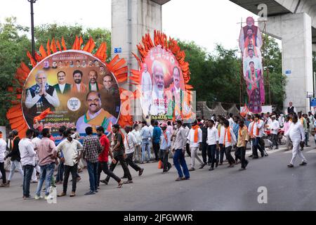 Hyderabad, Indien. 3.. Juli 2022. Unterstützer der Bharatiya Janata Party (BJP) auf dem Weg zu einer öffentlichen Versammlung des indischen Premierministers Narendra Modi auf dem Parade-Gelände. Quelle: Sanjay Borra/Alamy News Stockfoto