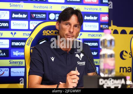 Rom, Italien. 02.. Juli 2022. Gabriele Cioffi spricht auf einer Pressekonferenz während seiner Präsentation als neuer Trainer von Hellas Verona in Verona, Italien, am 2. 2022. (Foto: AllShotLive/Sipa USA) Quelle: SIPA USA/Alamy Live News Stockfoto