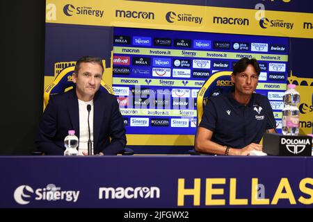 Rom, Italien. 02.. Juli 2022. Francesco Marroccu, neuer Sportdirektor von Hellas Verona und Gabriele Cioffi posieren für ein Foto während der Präsentation von Cioffi als neuer Trainer von Hellas Verona in Verona, Italien, am 2. Juli, 2022. (Foto: AllShotLive/Sipa USA) Quelle: SIPA USA/Alamy Live News Stockfoto
