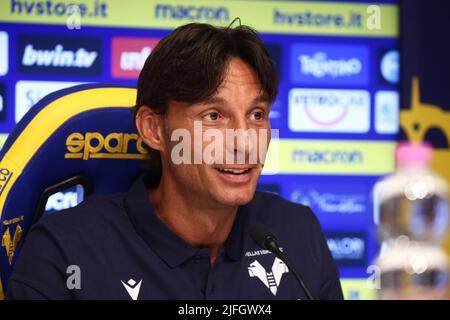 Rom, Italien. 02.. Juli 2022. Gabriele Cioffi spricht auf einer Pressekonferenz während seiner Präsentation als neuer Trainer von Hellas Verona in Verona, Italien, am 2. 2022. (Foto: AllShotLive/Sipa USA) Quelle: SIPA USA/Alamy Live News Stockfoto