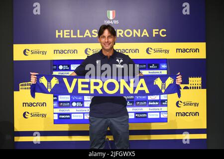 Rom, Italien. 02.. Juli 2022. Gabriele Cioffi posiert für ein Foto während seiner Präsentation als neuer Trainer von Hellas Verona, in Verona, Italien, am 2. Juli, 2022. (Foto: AllShotLive/Sipa USA) Quelle: SIPA USA/Alamy Live News Stockfoto