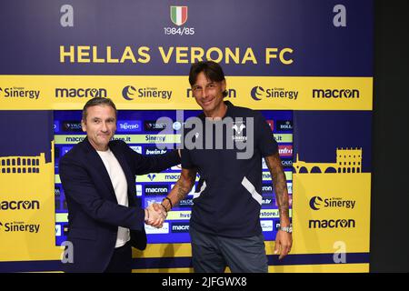Rom, Italien. 02.. Juli 2022. Francesco Marroccu, neuer Sportdirektor von Hellas Verona und Gabriele Cioffi posieren für ein Foto während der Präsentation von Cioffi als neuer Trainer von Hellas Verona in Verona, Italien, am 2. Juli, 2022. (Foto: AllShotLive/Sipa USA) Quelle: SIPA USA/Alamy Live News Stockfoto