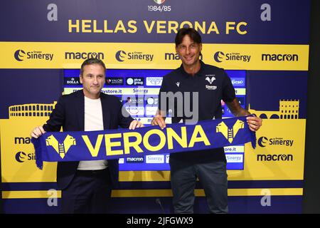 Rom, Italien. 02.. Juli 2022. Francesco Marroccu, neuer Sportdirektor von Hellas Verona und Gabriele Cioffi posieren für ein Foto während der Präsentation von Cioffi als neuer Trainer von Hellas Verona in Verona, Italien, am 2. Juli, 2022. (Foto: AllShotLive/Sipa USA) Quelle: SIPA USA/Alamy Live News Stockfoto