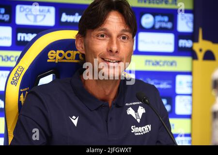 Rom, Italien. 02.. Juli 2022. Gabriele Cioffi spricht auf einer Pressekonferenz während seiner Präsentation als neuer Trainer von Hellas Verona in Verona, Italien, am 2. 2022. (Foto: AllShotLive/Sipa USA) Quelle: SIPA USA/Alamy Live News Stockfoto