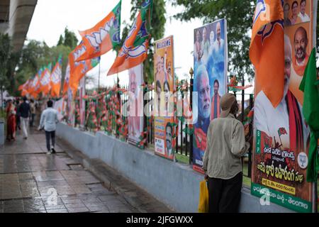 Hyderabad, Indien. 3.. Juli 2022. Unterstützer der Bharatiya Janata Party (BJP) auf dem Weg zu einer öffentlichen Versammlung des indischen Premierministers Narendra Modi auf dem Parade-Gelände. Quelle: Sanjay Borra/Alamy News Stockfoto