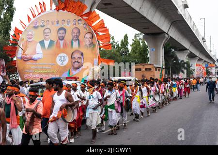 Hyderabad, Indien. 3.. Juli 2022. Unterstützer der Bharatiya Janata Party (BJP) auf dem Weg zu einer öffentlichen Versammlung des indischen Premierministers Narendra Modi auf dem Parade-Gelände. Quelle: Sanjay Borra/Alamy News Stockfoto