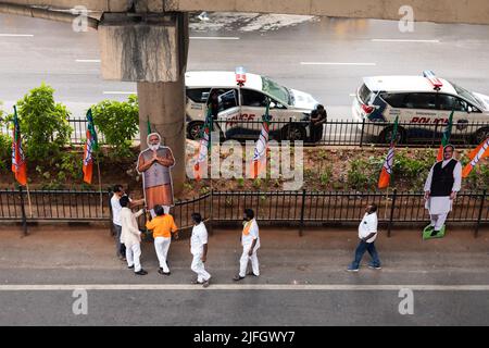 Hyderabad, Indien. 3.. Juli 2022. Unterstützer der Bharatiya Janata Party (BJP) auf dem Weg zu einer öffentlichen Versammlung des indischen Premierministers Narendra Modi auf dem Parade-Gelände. Quelle: Sanjay Borra/Alamy News Stockfoto